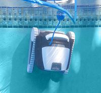 Dolphin Explorer E20 Wall Cleaning 7